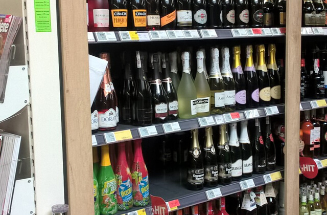 Montaż mebli sklepowych Tesco